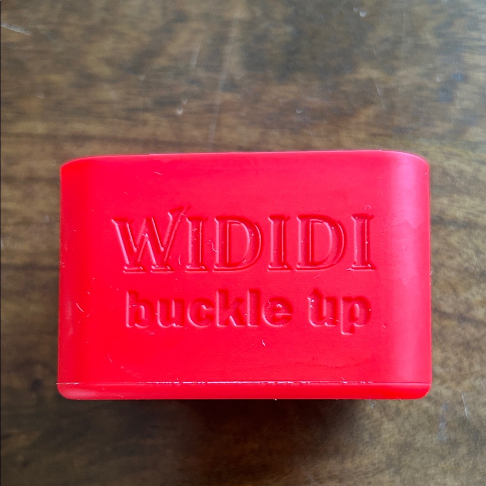 Wididi Buckle Up - Seat Belt Buckle Holder - Car Seatbelt Guard - Silicone